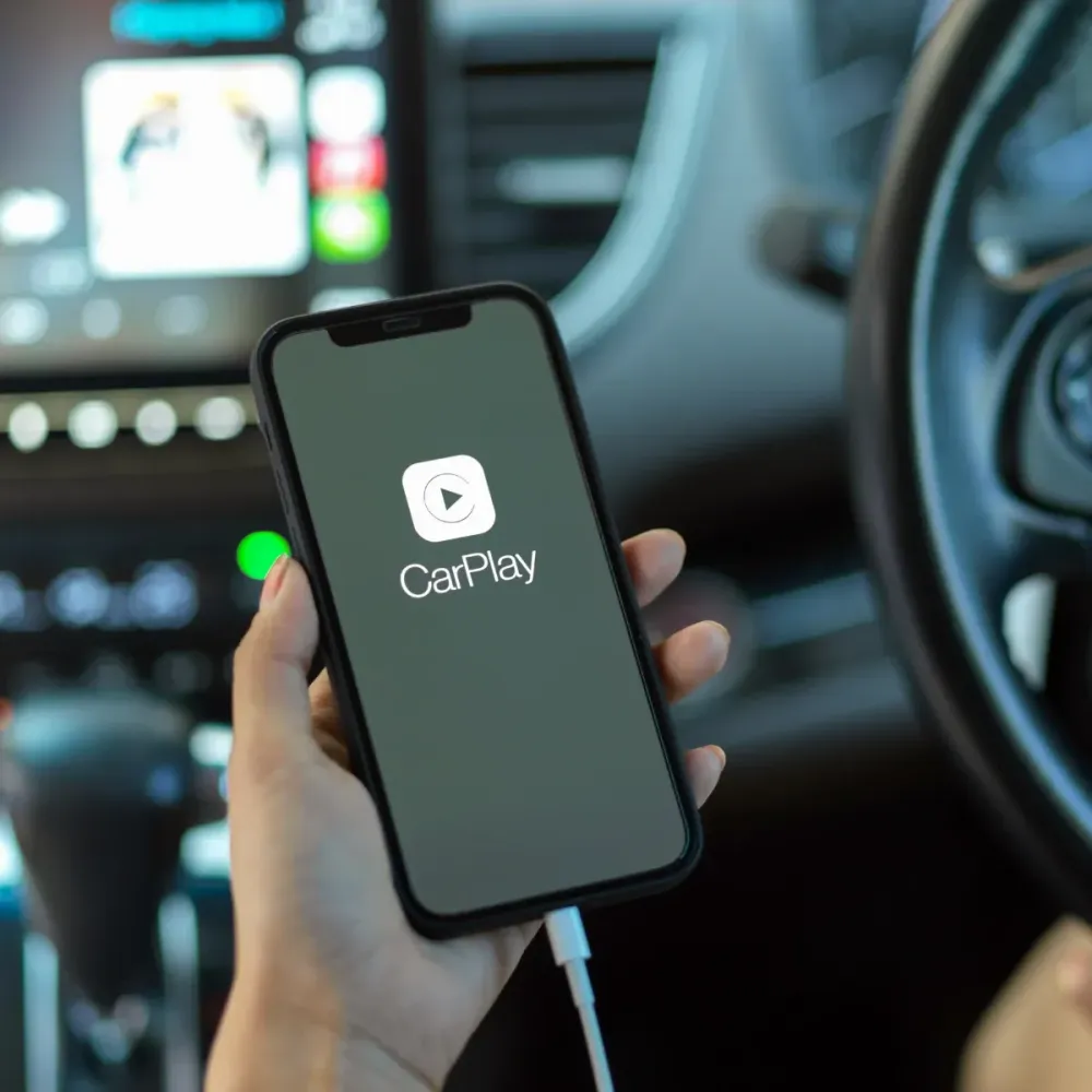 Smartphone mit CarPlay im Auto