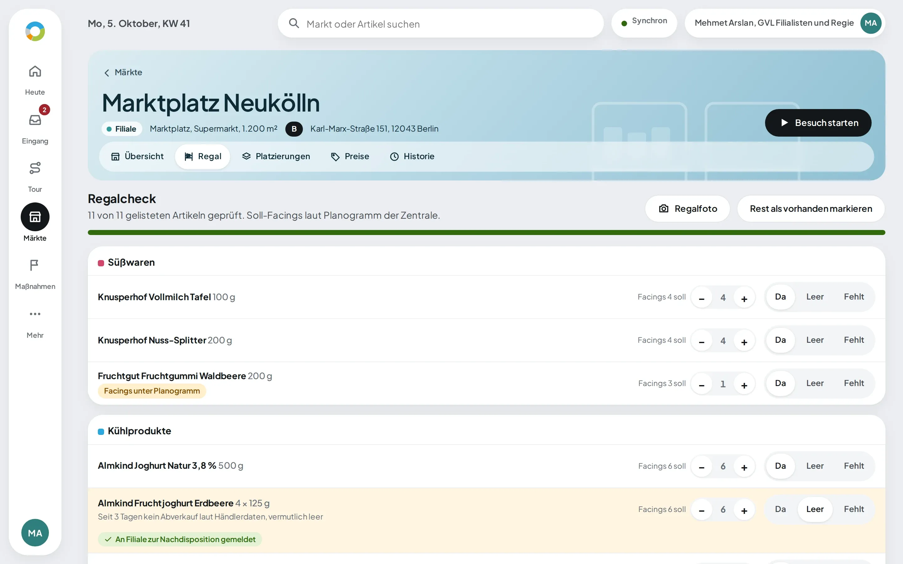 Regalcheck in einer Filiale mit leeren Fächern, Facings unter Planogramm und gemeldeter Nachdisposition
